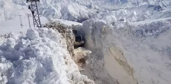 Muş ve Hakkari'de Karla Mücadele Ekipleri Çalışmalarını Sürdürdü