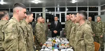 Şanlıurfa Valisi Hasan Şıldak, Suriye sınırında görev yapan Mehmetçik ile iftarda bir araya geldi