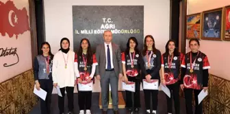 Ağrı İl Milli Eğitim Müdürü Taşlıçay Anadolu Lisesi Kız Futsal Takımı'nı Tebrik Etti