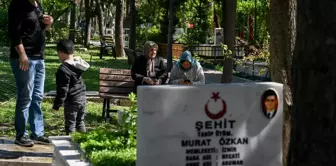 Şehit Yakınları Ramazan Bayramı'nda Mezar Ziyaretinde Duygulu Anlar Yaşadı