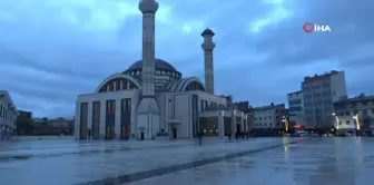 Kars'ta bayram namazında camiler doldu taştı