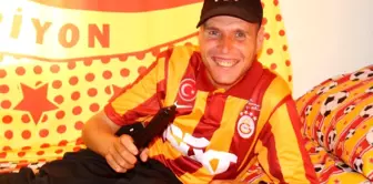 Engelli gencin Galatasaray odasıyla mutluluğu