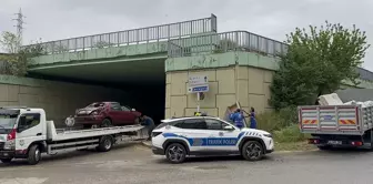 Tuzla'da Üst Geçitten Caddeye Düşen Otomobilin Sürücüsü Yaralandı