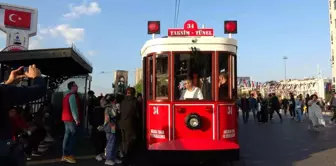 Taksim'de Akülü Nostaljik Tramvay Test Sürüşü Yapıldı