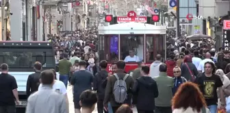 Taksim'de test sürüşüne çıkan akülü nostaljik tramvaya vatandaşlar yoğun ilgi gösterdi