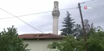 Elmadağ'da fırtınaya dayanamayan iki minare devrildi