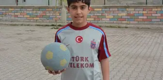 12 Yaşındaki Nurullah Balcı, Trabzonspor Formasını Silinen Logosunu Kendi Çizdi