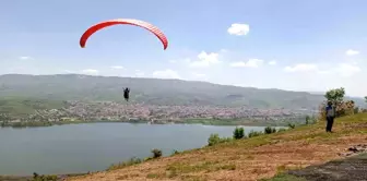 Adıyaman'da 23 Nisan kutlamalarında yamaç paraşütü etkinliği düzenlendi