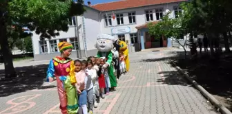 Yavuz Selim Mesleki ve Teknik Anadolu Lisesi Öğrencileri Köy Okullarında Minik Öğrencilere Hediyeler Verdi