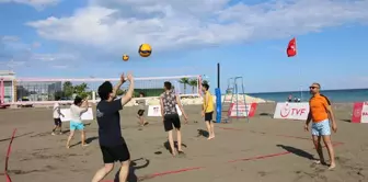 Mersin'de Gençlik Haftası Plaj Voleybolu Turnuvası Başladı