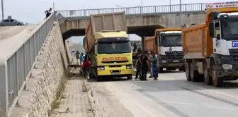 Antakya'da Üst Geçitten Çevreyoluna Düşen Kamyonun Sürücüsü Yaralandı