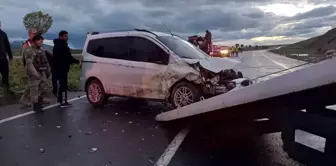 Ağrı'da otomobil ile hafif ticari araç çarpıştı: 5 yaralı