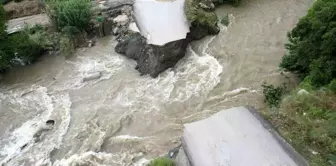 Hatay'da aşırı yağışla birlikte derenin üzerindeki köprü yıkıldı