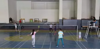 Dörtyol'da Gençlik Haftası kapsamında badminton turnuvası düzenlendi