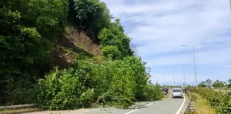 Arhavi'de Heyelan Nedeniyle Karadeniz Sahil Yolu Ulaşıma Kapandı