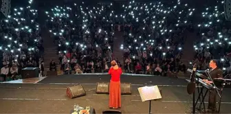 Nazan Öncel Adana Konserinde Ayakta Alkışlandı