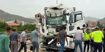 Bucak'ta Üst Geçit Kazası: Kamyon Sürücüsü Yaralandı