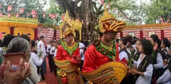 Myanmar'da Budist Hacılar Kason Su Dökme Festivaline Katıldı