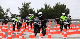 Mersin'de Sürüş Teknikleri Eğitimi Alan Polislere Sertifikalar Verildi