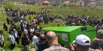 Hakkari'de akciğer kanseriyle mücadele eden öğretmen toprağa verildi