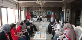 Ahlat Belediye Başkanı Yavuz Gülmez, TÜBİTAK Ortaokul Öğrencileri Araştırma Projeleri Yarışması'nda derece alan öğrencileri ağırladı