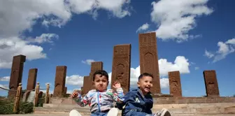 Bitlis Ahlat'taki Selçuklu Meydan Mezarlığı Ziyaretçi Rekoru Kırdı