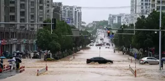 Çin'in Huangshan kenti sağanak yağış ve fırtınaların etkisi altında