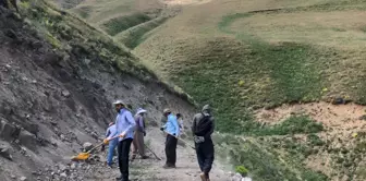 Hakkari'de Yayla Yolunda Kaya Parçaları Engeli