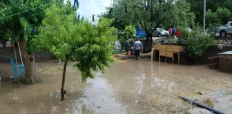 Çanakkale'de sağanak nedeniyle ev ve iş yerlerinde su baskınları