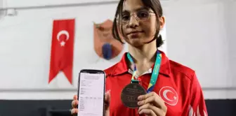 14 Yaşındaki Elif Zeren Eşsiz Hem Eskrimde Hem LGS'de Başarı Elde Etti