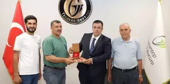 Gaziantep'te Yılın İlk Mahsul Kırmızı Kabuklu Antep Fıstığı Üreticisine Altın Ödül