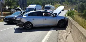 Geyve'de Kafa Kafaya Çarpışan Otomobillerde Trafik Kazası