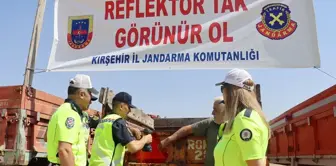 Kırşehir'de traktör sürücülerine trafik kuralları hakkında bilgi verildi, 50 römorka reflektör takıldı