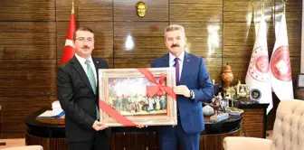 Uşak Valisi Turan Ergün, Uşak Cumhuriyet Başsavcılığı görevine yeni atanan İsmet Çınar'ı ziyaret etti