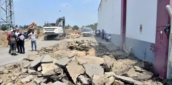 Adana'da İş Merkezinin Yolu Parçalandı, Esnaf Çözüm Bekliyor