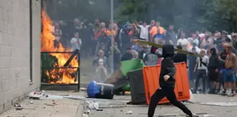 İngiltere'de Aşırı Sağcı Protestolar: Polis Yaralandı, 400 Kişi Tutuklandı