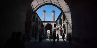 Erzurum Çifte Minareli Medrese'de sergilenen 113 eser dikkat çekiyor