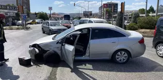 Manisa'da kavşakta otomobil çarpışması: 2 yaralı