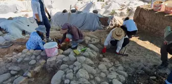 İzmir'deki Yassıtepe Höyüğü'nde 5 Bin Yıllık Depo Yapısı Bulundu