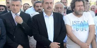 Milli Eğitim Bakanı Yusuf Tekin, Eğitim Politikaları Daire Başkanı Okur'un annesinin cenaze törenine katıldı