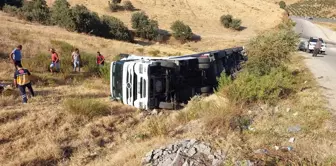 Manisa'da tır yan yattı, sürücü yaralandı