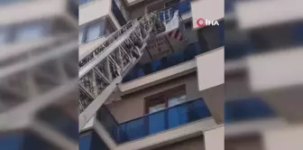 Balkon boşluğuna sıkışan güvercini itfaiye ekipleri kurtardı