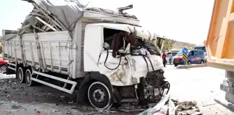 Manisa'da hurda yüklü kamyonet beton kamyonuna çarptı: 1 yaralı