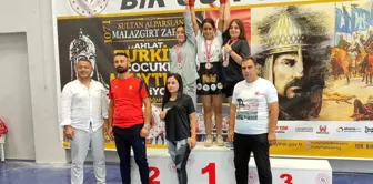 Minikler ve Yıldızlar Türkiye Muaythai Şampiyonası'nda Özlem Yanak birinci oldu