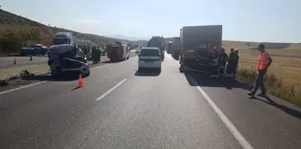 Konya'da park halindeki tıra çarpan kamyonetin sürücüsü hayatını kaybetti