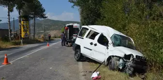 Çorum'un Laçin ilçesinde hafif ticari araç devrildi, 4 kişi yaralandı