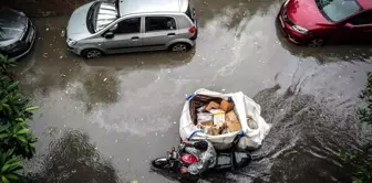 İstanbul'da Aniden Bastıran Sağanak Yağış Hayatı Felç Etti