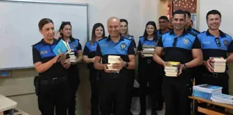 Adana'da Polisler Ortaokula Kitap Bağışladı