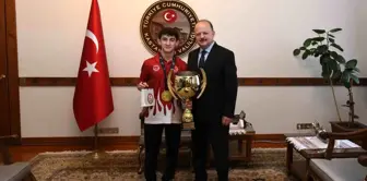 Kastamonu Valisi Meftun Dallı, Kick Boks Gençler Dünya Şampiyonu Hamza Eren Göksu'yu Kabul Etti