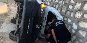 Hatay'da Şarampole Devrilen Araçta 2 Yaralı